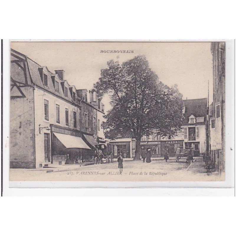 VARENNES-sur-ALLIER : place de la republique - tres bon etat