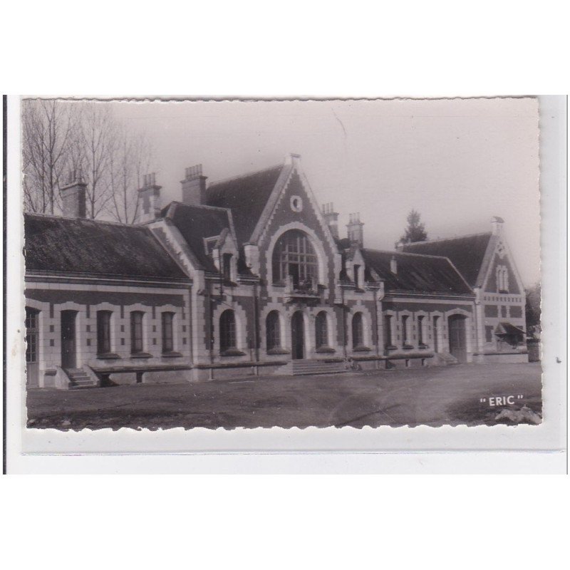 LE THOUR : la mairie et les ecoles - tres bon etat