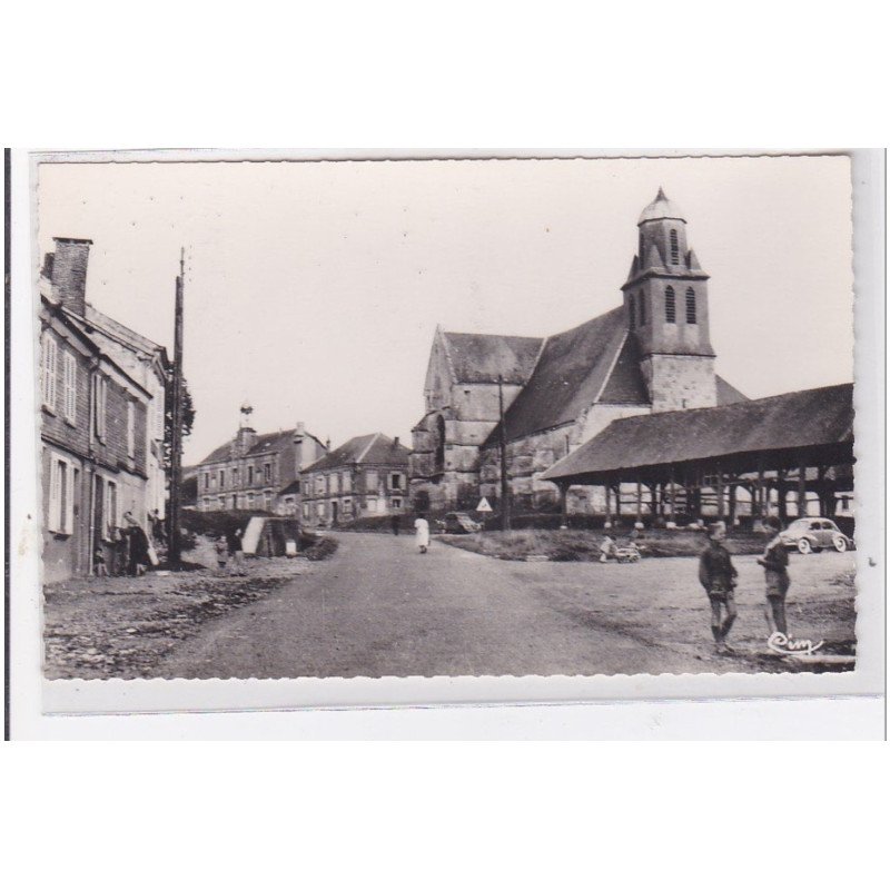 LAUNOIS : eglise et halle - tres bon etat