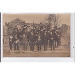 HAM : carte photo d'un groupe devant les ruines de la chapelle (Justice de Paix) (guerre 14-18) - très bon état