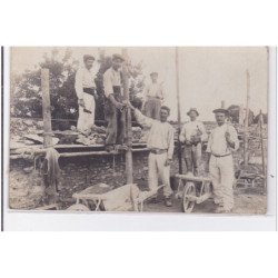 Environs de Nangis : carte photo d'ouvriers montant un mur - très bon état