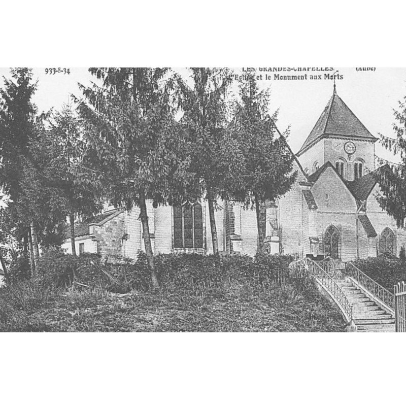 LES GRANDES-CHAPELLES : l'eglise et le monument aux morts - tres bon etat