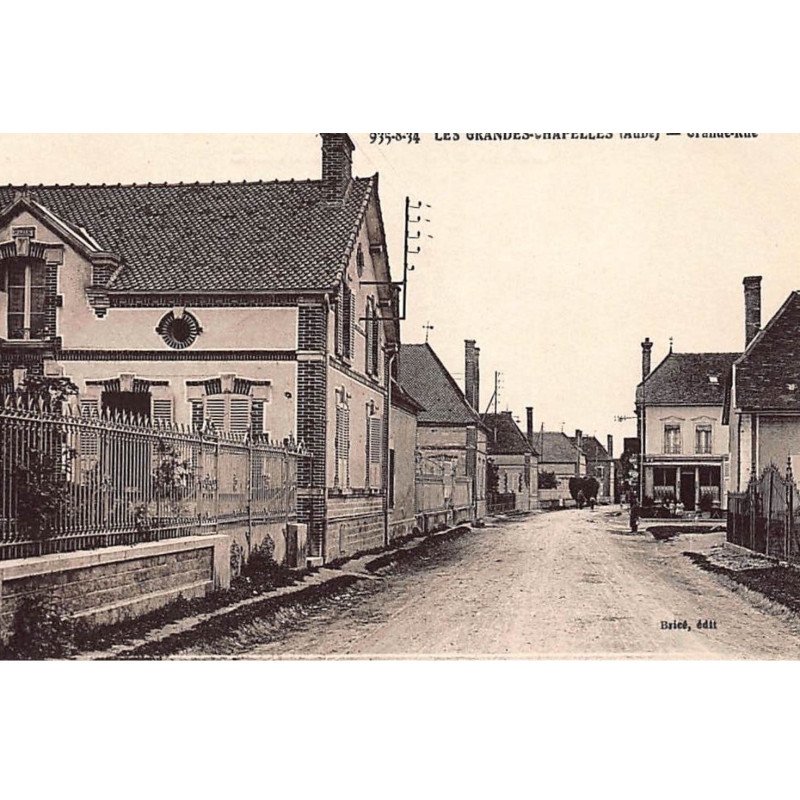 LES GRANDES-CHAPELLES : grande-rue - tres bon etat