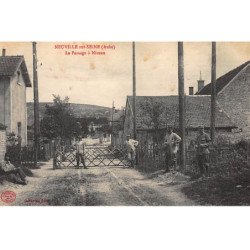 NEUVILLE-sur-SEINE : le passage a niveau - tres bon etat