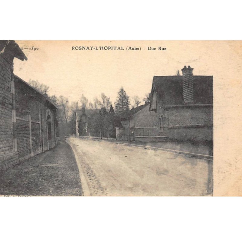 ROSNAY-L'HOPITAL : une rue - tres bon etat