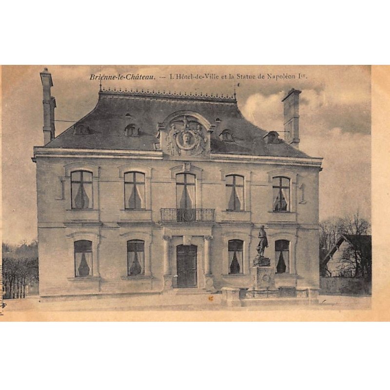BRIENNE-le-CHATEAU : l'hotel-le-chateau et la statue de napoleon 1er - tres bon etat