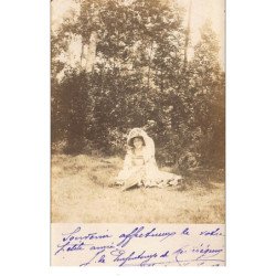 VALLANT : femme au repos sur l'herbe - tres bon etat