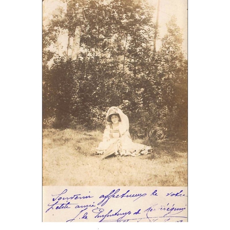 VALLANT : femme au repos sur l'herbe - tres bon etat