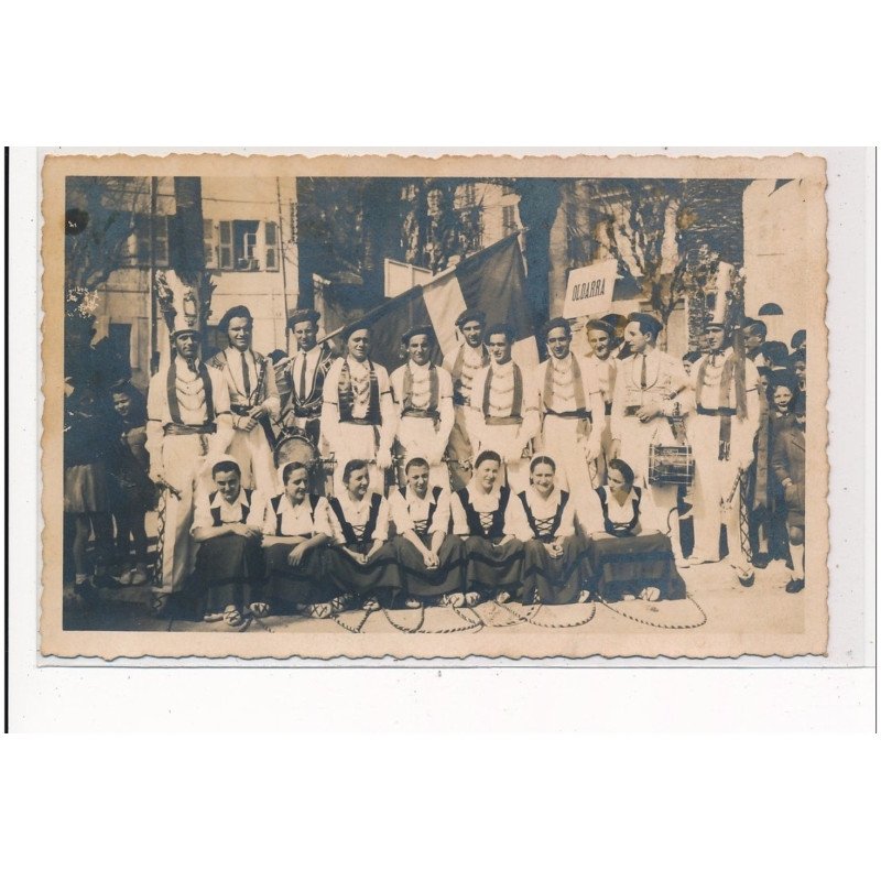 PYRENEES-ATLANTIQUES : danseurs basques - tres bon etat