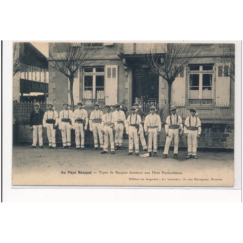 PYRENEES-ATLANTIQUES : types de basques danseurs aux fetes euskariennes - tres bon etat