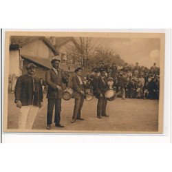 PYRENEES-ATLANTIQUES : types basques tamborineros et joueurs de fifres a gauche le chanteur-compteur - etat