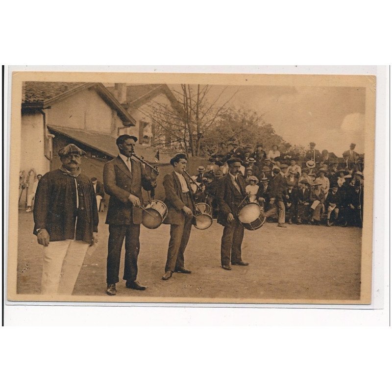 PYRENEES-ATLANTIQUES : types basques tamborineros et joueurs de fifres a gauche le chanteur-compteur - etat