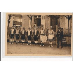 PYRENEES-ATANTIQUES : types de danseurs euskariens les fameux danseurs de barcus - tres bon etat