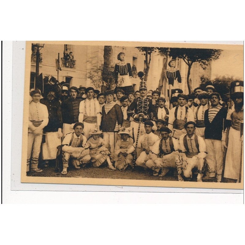 PYRENEES-ATLANTIQUES : danseurs chanteurs et figurants des fetes basques (amateurs) - tres bon etat