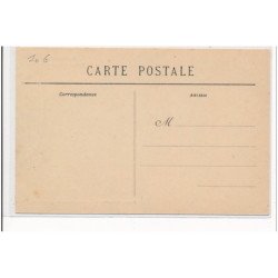 PYRENEES-ATLANTIQUES : cortege de danseurs basques - tres bon etat