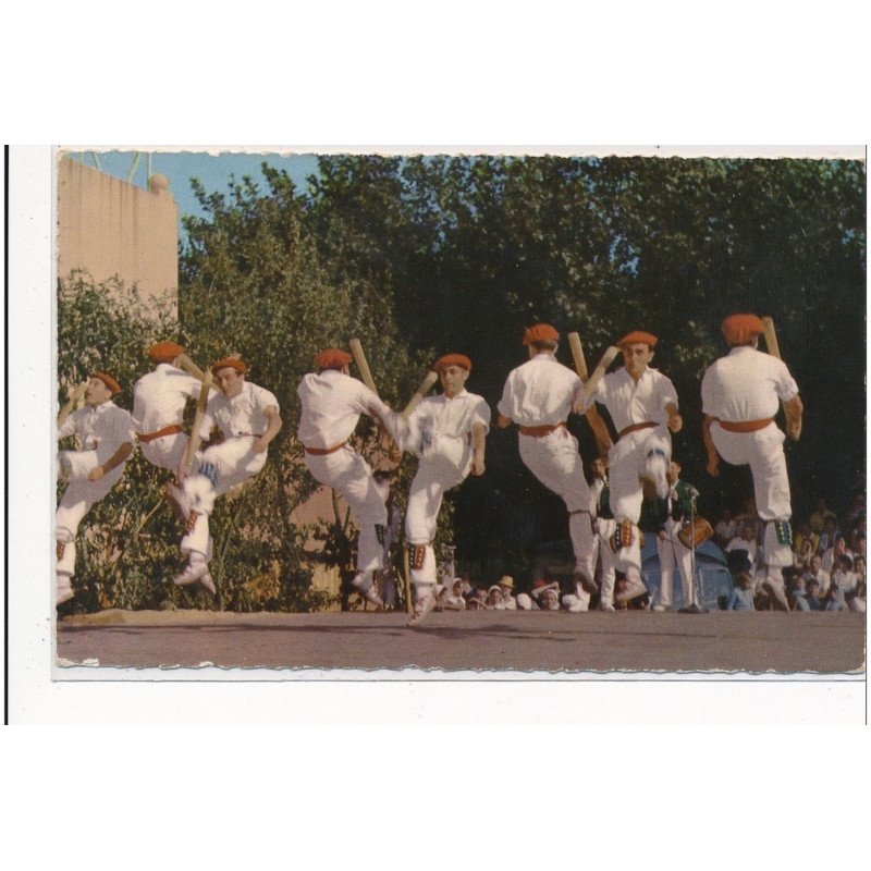 PYRENEES-ATLANTIQUES : """"au pays basque"""" la danse des gros batons - tres bon etat