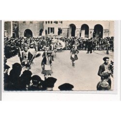 PYRENEES-ATLANTIQUES : types regionaux, groupe de danseurs basques (la Place Centrale à Tardets-Sorholus)- tres bon etat