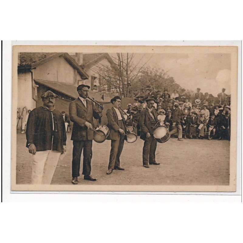 PYRENEES-ATLANTIQUES : tamborineros et joueurs de fifres, chanteur compteur - tres bon etat