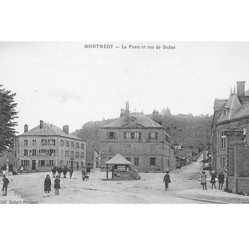MONTMEDY : la poste et rue de sedan - tres bon etat