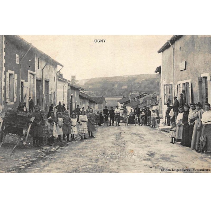 UGNY : foule de personne - tres bon etat