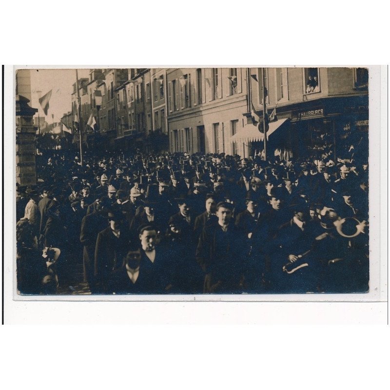 VIRE : manifestation? foule de gens, boutique de chaussures - tres bon etat