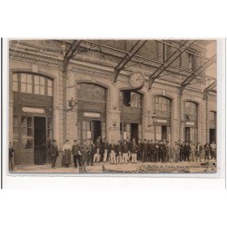 CHARLEVILLE : groupe d'employés 18 juillet 1908, gare, bureau de tabac - etat