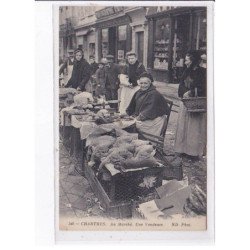 CHARTRES: au marché, une vendeuse - état