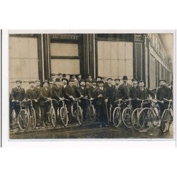 PARIS : magasin du louvre, groupe de cyclistes - tres bon etat
