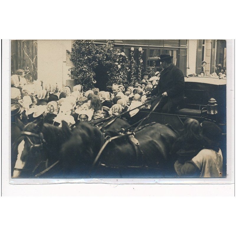 CONCARNEAU : carte photo de la visite de Monseigneur Duparc chez une infirme (voir texte) vers 1900 - tres bon etat