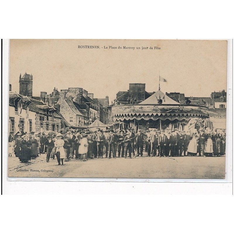 ROSTRENEN : la place du Martroy un jour de fête (manege) - tres bon etat ROSTRENEN : la place du Martroy un jour de fête (manege) - tres bon etat