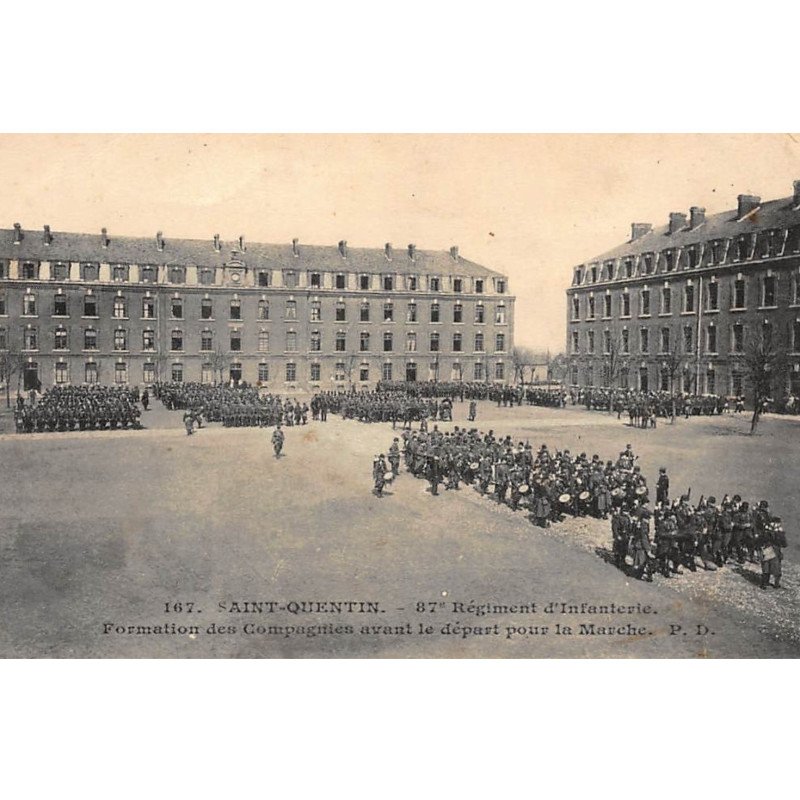 St-QUENTIN : 87e regiment d'infanterie formation des compagnies avant le depart pour la marche - etat