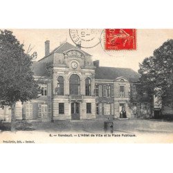 VENDEUIL : l'hotel de ville et la place publique - tres bon etat