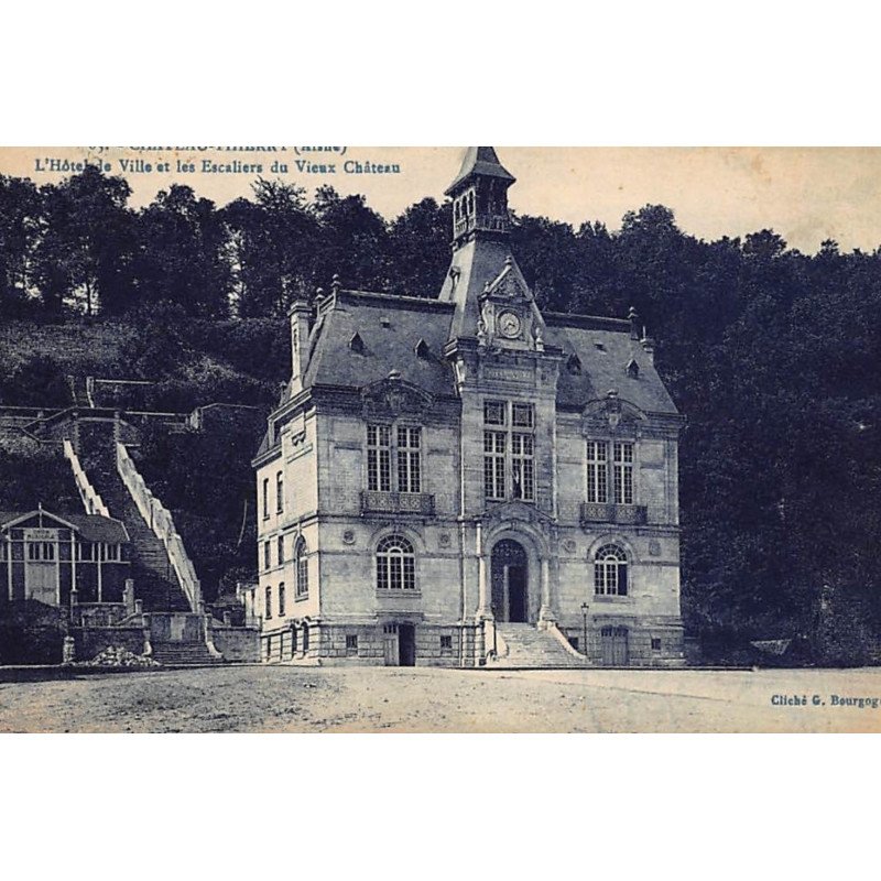 CHATEAU-THIERRY : l'hotel de ville et les escaliers du vieux chateau - tres bon etat