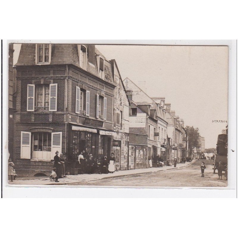 TROUVILLE : carte photo d'une rue avec commerce - route de Pont l'Evêque - très bon état