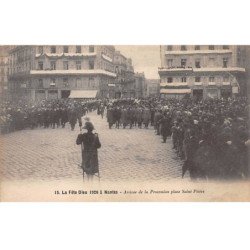 La Fête Dieu 1926 à NANTES - Arrivée de la Procession Place Saint Pierre - très bon état