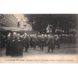 La Fête Dieu 1926 à NANTES - Mgr l'Evêque de Nantes quitte le Collège Saint Stanislas - très bon état