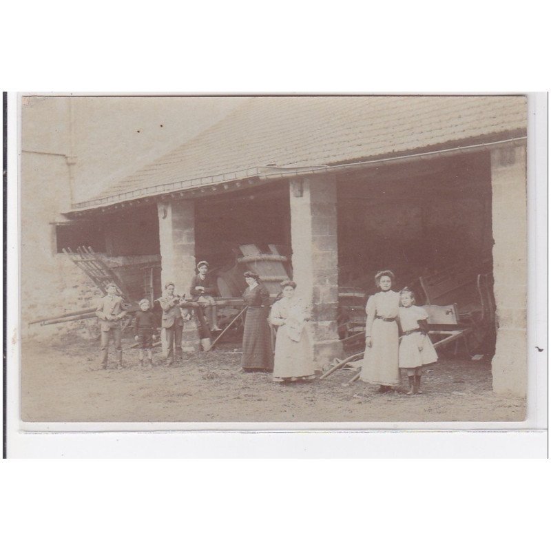 Lot de 2 cartes photo (intérieur de ferme) a localiser - très bon état