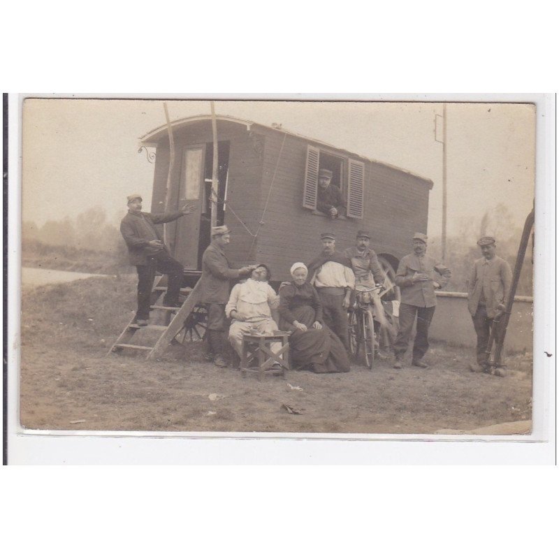 LES AYDES : carte photo d'une roulotte (magasin des Aubrais) militaires - très bon état
