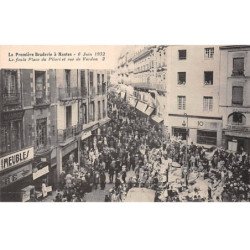 La Première Braderie à NANTES - 6 juin 1932 - La foule Place du Pilori et Rue de Verdun - très bon état