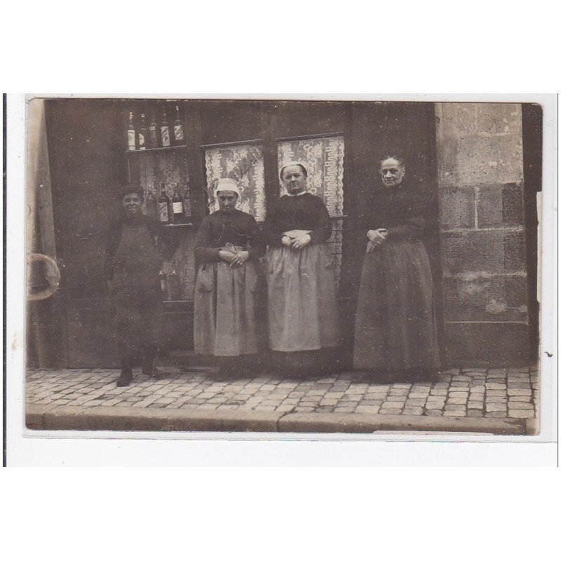 TOURS? à localiser : personnages devant boutique, bouteilles de vins - très bon état