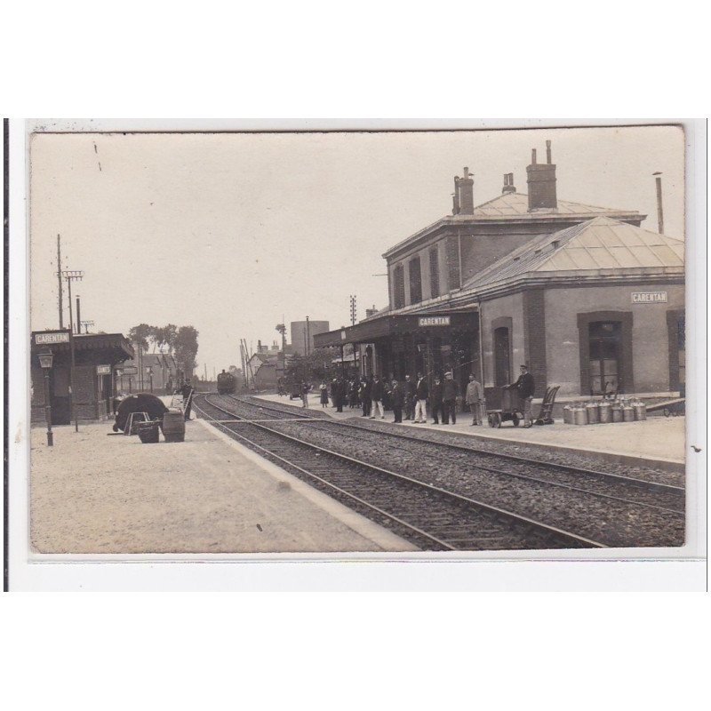 CARENTAN : la gare, le train arrive au loin - état (traces)