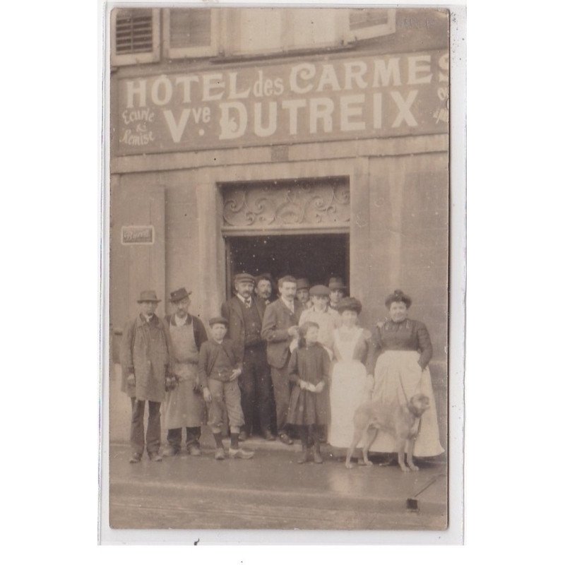 LIMOGES : hôtel des carmes,écurie de remise, Vve dutreix, personnages devant l'hôtel avec un chien - très bon état