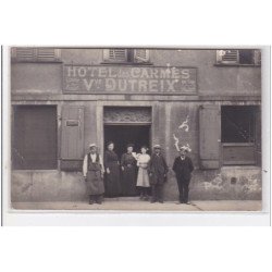 LIMOGES : hôtel des carmes,écurie de remise, Vve dutreix, personnages devant l'hôtel - état