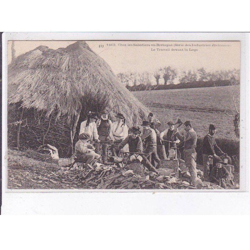 FINISTERE: chez les sabotiers, le travail devant la loge - très bon état