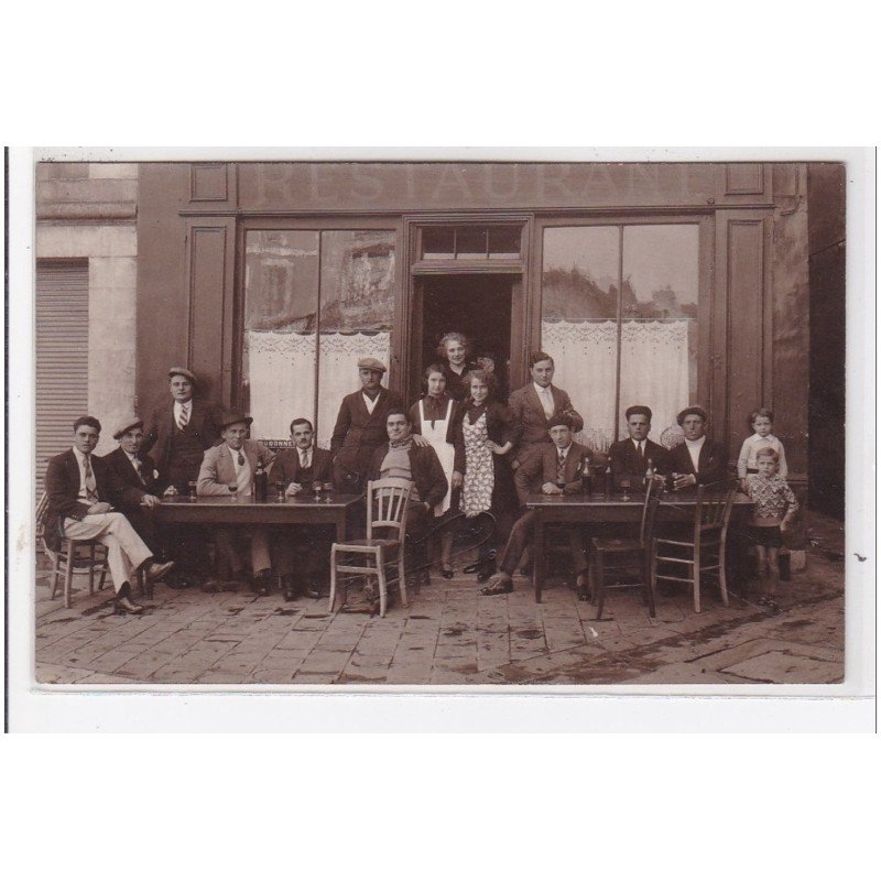 MONTEREAU : photo fessier, restaurant, personnages buvant du vin - très bon état