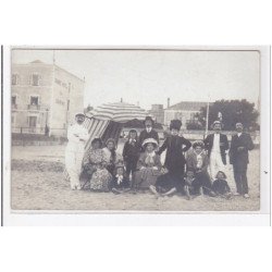 LES SABLES : grand hôtel du casino, personnages sur la plage - très bon état