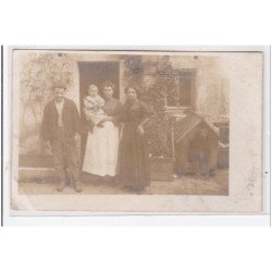 BAILLET : une famille, chien dans sa niche - très bon état