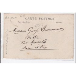 BAILLET : une famille, chien dans sa niche - très bon état