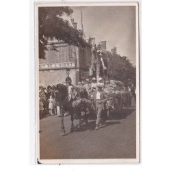 SAINTES : carte photo d'un char passant devant le Crédit de L'ouest (banque) (fête-cavalcade) - très bon état