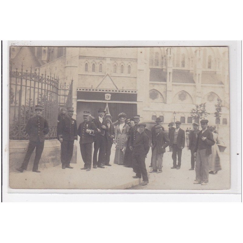PARIS : groupe de personnes - très bon état